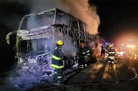 Colectivo de la empresa “Expreso Paraguay” se incendió en la Autovía 14