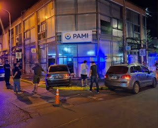 Un automóvil se incrustó en las instalaciones de PAMI Concordia