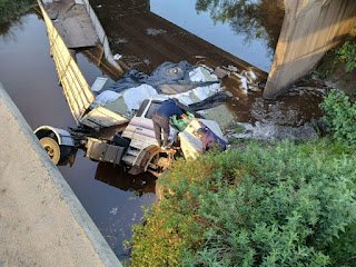 Camión cayó al agua tras impactar contra el guardarrail en la RN 14