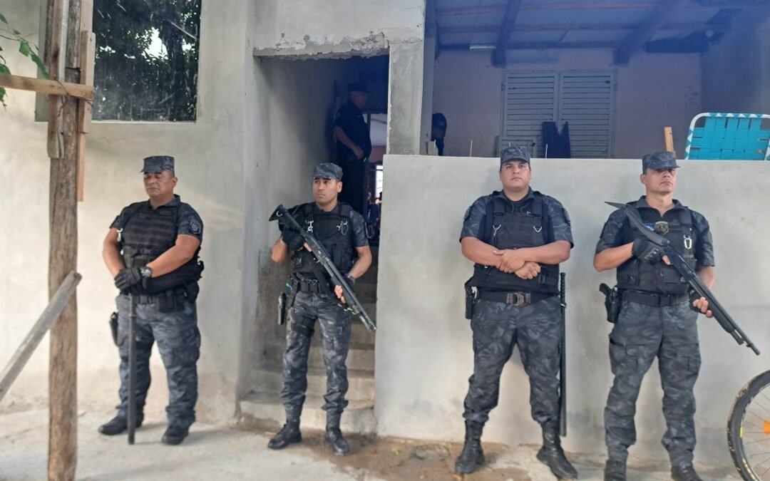 Allanaron las viviendas de una familia vinculada a la venta de droga luego de que una mujer enviara a balear a su ex pareja