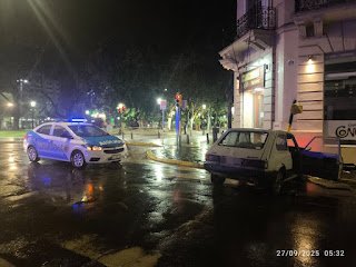 Un automóvil chocó un semáforo este sábado a la madrugada