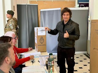 El presidente Javier Milei votó en la UTN entre militantes y sin declaraciones a la prensa