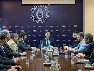 El intendente Azcué se reunió con el ministro de Defensa Luis Petri