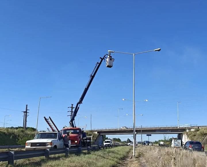 La Municipalidad realiza tareas de desmalezamiento y arreglo de luminarias en la autovía 14