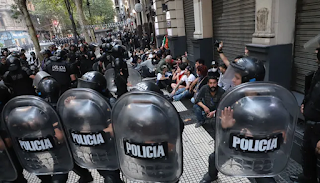 Incidentes en Congreso: al menos 20 heridos, 124 detenidos y destrozos en la marcha de jubilados e hinchas