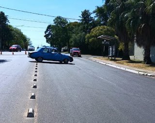 Mujer sufrió graves heridas tras ser atropellada al descender de un auto en movimiento