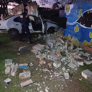 Una mujer perdió el control de su vehículo y chocó contra el muro del Club Libertad
