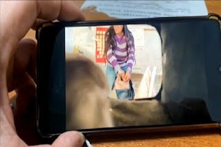 Alumnas colocaron una cámara oculta en el aula y descubrieron a su profesora robando