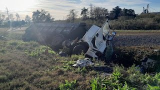 Dos fallecidos en choque frontal de camiones en Ruta 18