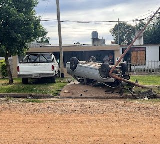 Accidente con lesionados:  auto volcó tras chocar un poste y una camioneta