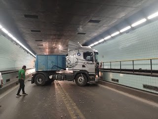 Chocaron un camión y un utilitario en el Túnel Subfluvial