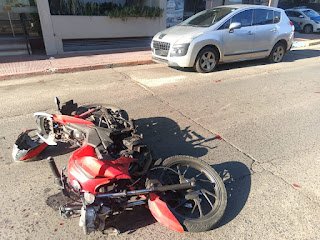 Motociclista lesionado tras chocar con auto estacionado