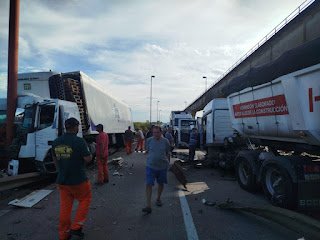Choque entre camiones en la RN12: tránsito totalmente cortado en el puente Urquiza