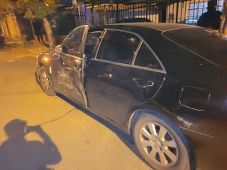 Detenido por robar el auto de su padre, arrastrarlo  y tomar de rehén a su hijo
