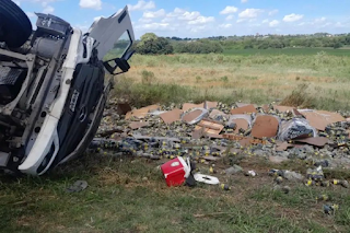 Camión que transportaba botellas de fernet volcó en la ruta y vecinos se llevaron parte de la mercadería