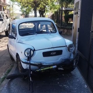 Choque entre auto y bicicleta: un adolescente resultó lesionado