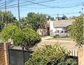 Una camioneta chocó contra una vivienda y el conductor se fugó del hospital
