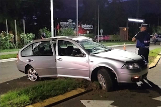 Perdieron el control del auto y volcaron frente al Club Profesionales. Fueron llevados al Masvernat