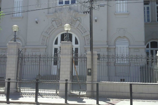 Madre denuncio que su hija terminó con una costilla fisurada tras ser atacada en la escuela