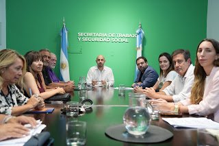 La provincia cerró la paritaria estatal con acuerdo de mayoría