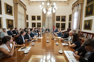 El gobernador encabezó una nueva reunión de gabinete con eje en el seguimiento de gestión