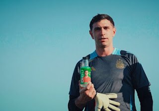 Emiliano “Dibu” Martínez, arquero Campeón del Mundo, lanza su propia marca de Agua Mineral “DIBU23”
