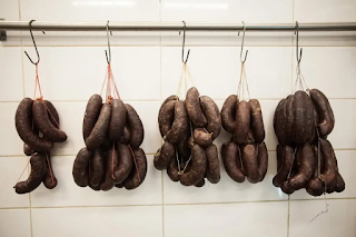 Carnicería en Salta investigada tras una denuncia por el hallazgo de restos de gato en la morcilla