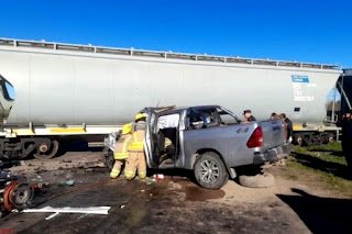 Camioneta chocó contra un tren y hay 3 personas fallecidas