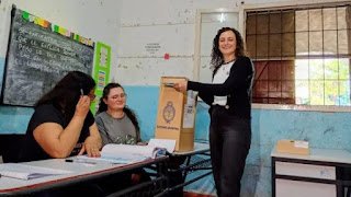 Nadia Burgos emitió su voto este domingo “para fortalecer alternativas que no se vendan”