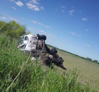 Un camión volcó al costado de la Autovía de la Ruta 14
