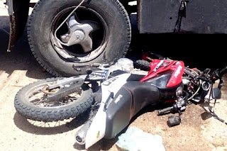 Joven motociclista sufrió graves lesiones tras chocar contra un camión