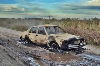 Un auto se incendió por completo en un camino rural  de Concordia