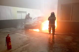 Dotaciones de bomberos sofocaron el incendio de un auto que estaba en un taller