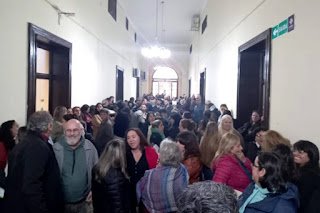 Empleados públicos provinciales reclamaron por recortes en las horas extra