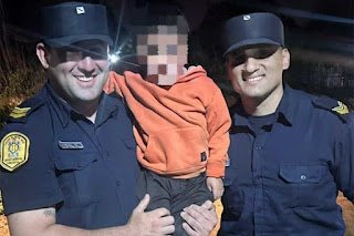 Policías salvaron la vida de un niño de dos años. Desesperado, su padre pidió auxilio en una comisaría