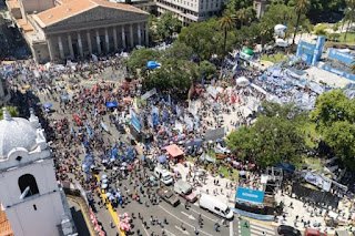 La CGT marchó a Plaza de Mayo en contra de la reforma laboral y amenazó con un paro nacional