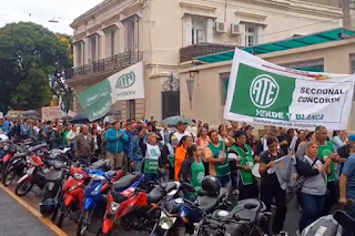 Ante un vallado policial que blindó la Municipalidad, protestaron por la cesantía de más de 140 contratados