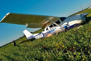 La policía investiga al avión que fue abandonado en un campo de Entre Ríos