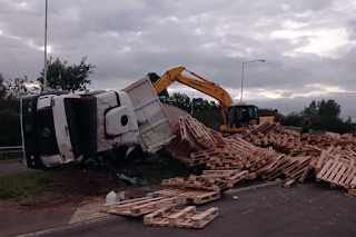 Accidente en Ruta 14: volcó un camión y el conductor quedó atrapado