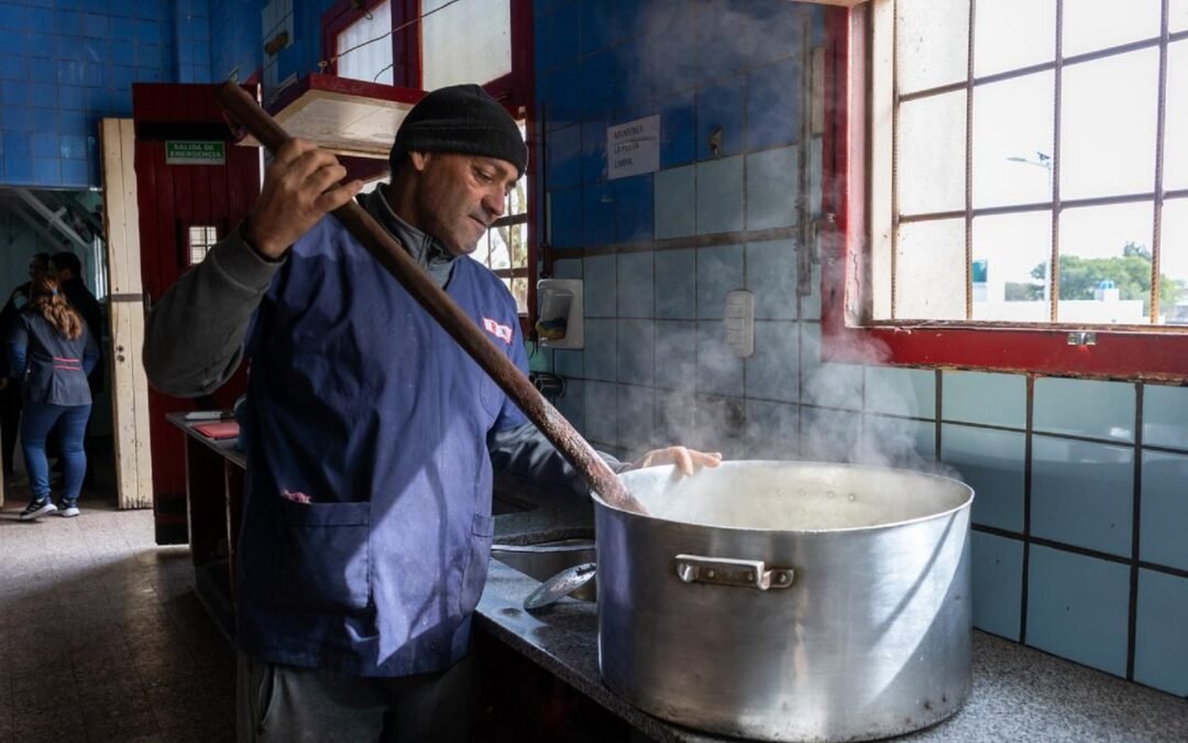 La Justicia suspendió en forma provisoria el nuevo sistema de desayunos escolares y el Gobierno apelará la medida